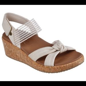 NEW WITH TAGS Skechers ArchFit Beverley Juliet